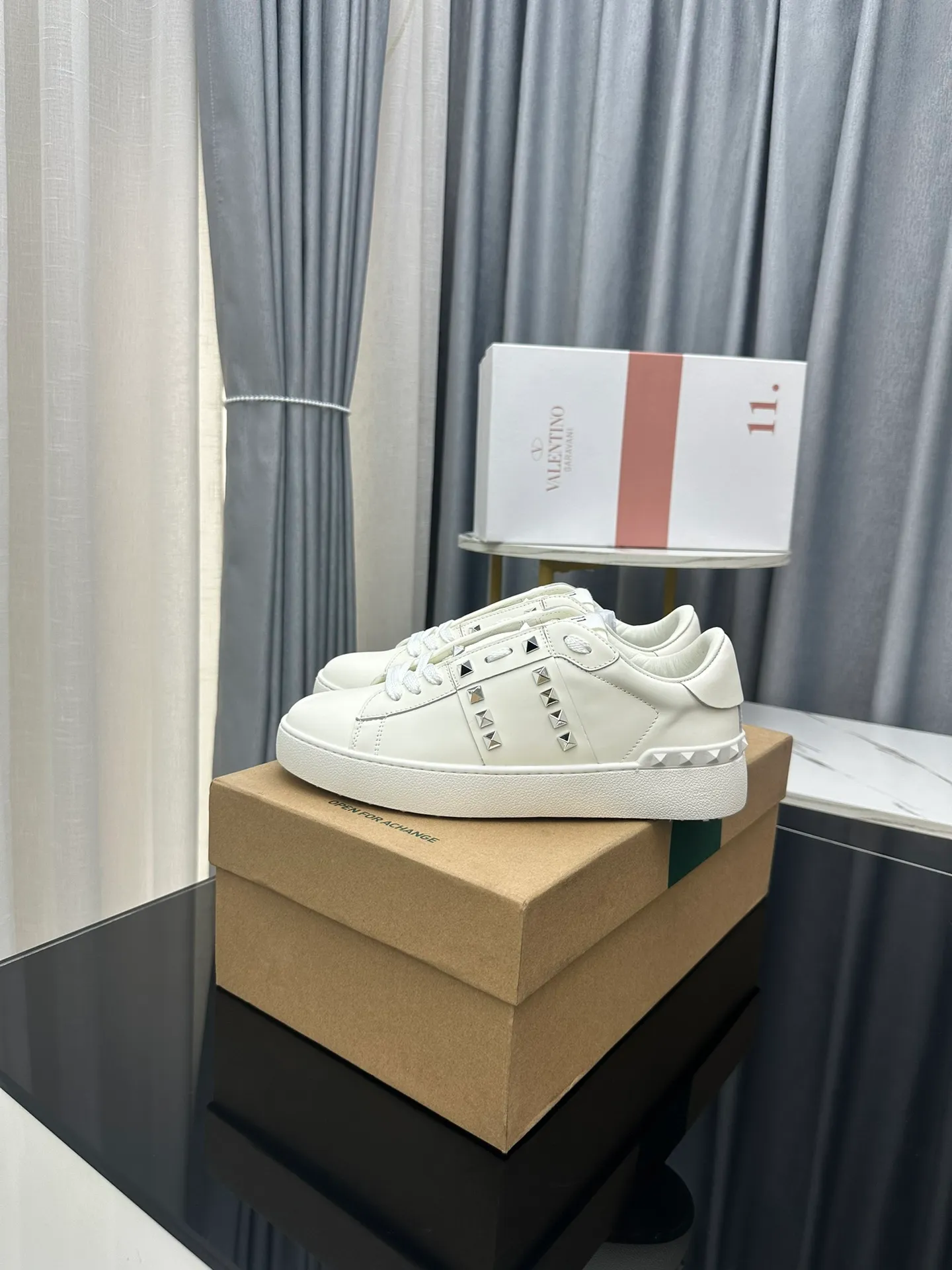 👟👟Ex-factory price 480👟👟 Women's shoes Women's clothing Valentino Valentino GARAVANI O👟👟Ex-factory price EN DISCO Rivets Thick soles Casual sneakers Increased height White shoes Original purchase and development Production V family classic series Willow nail white shoes Hot sale at the counter Brand new Huge 6.5cm platform thick sole with original classic series A perfect favorite for short people. Comes with exquisite packaging at the counter🛍📦 ▪️ Fabric: Original custom imported calfskin ▪️ Lining: Imported custom soft cowhide lining ▪️ Sole: Original molded ultra-light rubber foam material ▪️ Sole thickness: 6.5 ▪️ Size: Women's 35-45 (45 is custom-made and cannot be returned or exchanged)